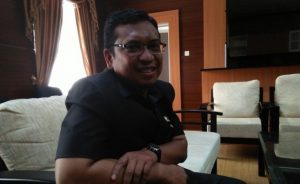 Ketua DPRD Kota Bandung, Tedy Rusmawan mengaku janggal dengan melimpahnya stok minyak goreng usai pemerintah mencabut kebijakan Harga Eceran Tertinggi (HET) minyak goreng. Menurut legislator partai berlambang bulan sabit kembar ini, masyarakat begitu terpukul dengan harga minyak goreng yang saat ini menyentuh harga hampir 50 ribu. "Kita aneh, ketika kemarin HET 14 ribu hilang semua, sekarang tiba-tiba banyak, harganya bisa sampai 49.500 per dua liter, kemarin 28 ribu, meroket dua kali lipat dan stok berlimpah," kata Tedy kepada media, Jumat (18/3/2022)