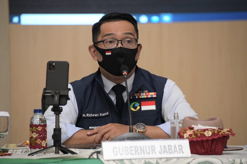 Gubernur Jawa Barat Ridwan Kamil pada Selasa (30/11/2021) telah menetapkan besaran nilai UMK di Provinsi Jawa Barat melalui Keputusan Gubernur Jawa Barat Nomor: 561/ Kep.732-Kesra/ 2021 Tanggal 30 November 2021 tentang Upah Minimum Kabupaten/Kota di Daerah Provinsi Jawa Barat Tahun 2022. Menurut Sekretaris Daerah Provinsi Jawa Barat Setiawan Wangsaatmadja, penetapan ini tidak terlepas dari beberapa dasar peraturan, yaitu Undang-undang (UU) 13 tahun 2003 tentang Ketenagakerjaan, UU No. 23 tahun 2014 tentang Pemerintah Daerah, UU 11 tahun 2020 tentang Cipta Kerja dan Peraturan Pemerintah RI No.36 tahun 2021 tentang Pengupahan serta beberapa surat Menteri Ketenagakerjaan RI, kemudian rekomendasi besaran penyesuaian nilai upah minimum kabupaten/kota dari 27 bupati dan wali kota seluruh Jawa Barat, juga berita acara Dewan Pengupahan.