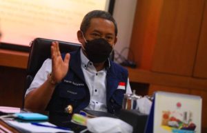 Pelaksana Tugas (Plt) Wali Kota Bandung, Yana Mulyana menyayangkan adanya wakil rakyat yang mempermasalahkan penggunaan bahasa Sunda ketika pelaksanaan rapat. Menurut Yana, hal yang wajar jika ada pejabat di Kota Bandung atau Jawa Barat yang menggunakan bahasa Sunda saat bekerja. "Wajarlah, kita kampung di Bandung itu menggunakan bahasa ibu kita, bahasa Sunda," ujarnya di Taman Tegalega, Selasa 18 Januari 2022. Kota Bandung sebagai salah satu Tanah Pasundan, kental dengan bahasa Sunda dan budaya. Oleh karenanya, Yana berharap, semua bisa saling menghargai satu sama lain.