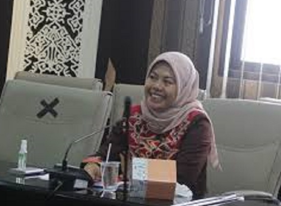 Keputusan pemerintah menaikkan harga Bahan Bakar Minyak (BBM) bersubsidi berdampak kepada masyarakat.Seperti para nelayan yang kebingungan karena tidak bisa melaut lantaran harga solar naik. Hal tersebut diungkapkan Anggota DPRD Provinsi Jabar, Yuningsih daerah pemilihan (dapil) Jabar 12 meliputi Kabupaten Indramayu,Cirebon dan Kota Cirebon, paska kenaikan harga BBM, membuat nelayan kebingungan. Pasalnya, harga jual tangkapan hasil laut belum mengikuti harga BBM saat ini,jelasnya kepada media, Selasa (6/9/2022). Lebih lanjut dikatakan Anggota komisi II DPRD Provinsi Jabar,mereka harus mengeluarkan modal lebih dari biasanya untuk memberi solar agar bisa melaut untuk mencukupi kebutuhan keluarganya. Tapi di sini lain harga jual hasil tangkapan masih harga lama, jadi mereka bingung harus bagaimana,tutur Yuningsih Anggota Legislatif (Aleg) kelahiran Cirebon ini. Politisi perempuan partai kebangkitan bangsa ini menjelaskan, puluhan keluarga nelayan datang ke rumah, mengeluhkan kondisi saat ini. Mereka terancam tidak bisa melaut, karena modal membeli solar sangat tinggi.