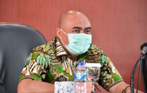 Anggota DPRD Jawa Barat M Faizin menilai polemik tentang penolakan kenaikan harga Bahan Bakar Minyak (BBM) bersubsidi sudah tidak perlu dipersoalkan lagi. Menurut Faizin yang terpenting saat ini adalah melakukan pengawasan Bantuan Langsung Tunai (BLT) atau dana kompensasi yang diakibatkan oleh kenaikan harga BBM agar tersalurkan dengan tepat sasaran. "Kalau berbicara penolakan kenaikan BBM, itu sudah naik, mau bagaimana lagi," ujar Faizin dalam rilisnya Faizin menegaskan, saat ini yang lebih penting adalah bagaimana BLT yang digulirkan oleh Pemerintah akibat kenaikan harga BBM, dapat tersalurkan serta tepat sasaran kepada Keluarga Penerima Manfaat (KPM) di setiap daerahnya.