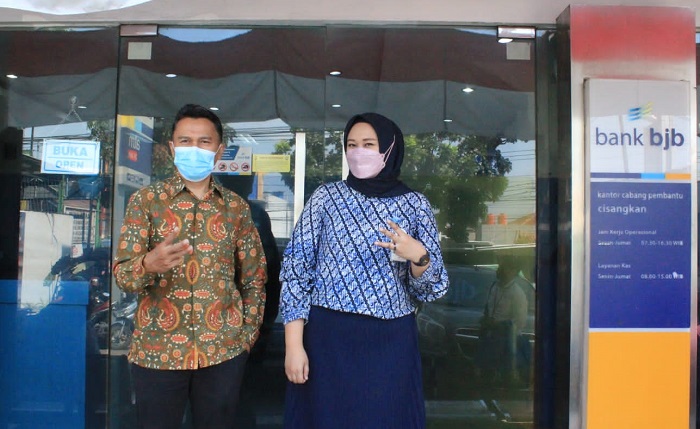 Anggota Komisi III DPRD Provinsi Jawa Barat, Deden Galuh saat melaksanakan kunjungan kerja ke Bank BJB CP Cisangkan di Kota Cimahi dalam rangka evaluasi kinerja mitra kerja komisi sampai dengan Triwulan II Tahun 2021