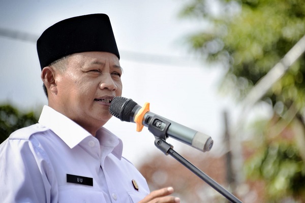 Wakil Gubernur Jawa Barat Uu Ruzhanul Ulum mengemukakan, untuk mengurai arus balik Lebaran 2022, Pemerintah Daerah Provinsi Jawa Barat melalui Dinas Pendidikan Provinsi Jabar menetapkan perpanjangan libur Lebaran selama tiga hari. Dengan demikian, lanjut Pak Uu-- sapaan Wagub Jabar-- pelajar SMA, SMK, dan SLB di Jabar mulai masuk sekolah pada 12 Mei 2022. "Pemda Provinsi Jabar mengeluarkan kebijakan, khususnya di lingkungan Dinas Pendidikan untuk mengantisipasi kemacetan. Pak Gubernur memberikan kebijakan masuk sekolah pada hari Kamis (tanggal 12 Mei 2022)," ungkap orang nomor dua di Jabar, di Kota Bandung, Kamis (05/05/2022).