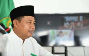 Pelaksana Harian Gubernur Jawa Barat Uu Ruzhanul Ulum mencatat arahan Presiden Jowo Widodo agar pemerintah daerah dalam belanja daerah memprioritaskan membeli produk dalam negeri meskipun harganya lebih mahal dari barang impor. Hal ini dimaksudkan untuk memberikan nilai tambah kepada rakyat Indonesia, salah satunya penyediaan lapangan pekerjaan. Demikian poin utama Presiden dalam Rakornas Pengawasan Intern Tahun 2022 dengan Tema "Kawal Produk Dalam Negeri untuk Bangsa Mandiri", yang diikuti Uu Ruzhanul dari Rumah Singgah Wakil Gubernur Jawa Barat, di Kabupaten Tasikmalaya, Selasa (14/6/2022). Jokowi pun mengaku prihatin karena belanja pemerintah daerah dan pusat masih kerap digunakan untuk barang impor. Padahal, dana APBN dan APBD ditarik dari rakyat melalui pajak.