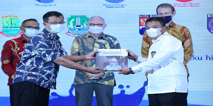 Pemda Provinsi Jabar sudah lima tahun berkolaborasi dengan Badan Pembangunan Internasional Amerika Serikat (USAID), penyedia layanan dan mitra swasta, dalam meningkatkan akses air minum dan sanitasi aman bagi masyarakat perkotaan yang rentan. Dengan dukungan USAID, telah terjadi peningkatan perlikau higiene dan kebutuhan akan produk air, serta sanitasi, seperti tangki septik, yang lebih terjangkau. Program kolaborasi tersebut bernama "Indonesia Urban Water Sanitation and Hygiene Penyehatan Lingkungan untuk Semua (IUWASH PLUS)."