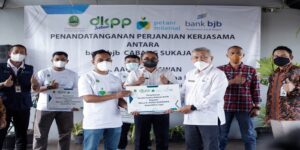 bank bjb bersama Kelompok Ternak Haji Aang Gunawan di Bandung menyepakati perjanjian kerja sama kemitraan Budidaya Penggemukan Sapi. Ikatan kemitraan ini diikat melalui Penandatanganan Kerja Sama Kemitraan Pembiayaan Kredit Usaha Rakyat (KUR) kepada mitra binaan bersama Kelompok Ternak Haji Aang Gunawan