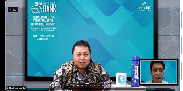 bank bjb selama masa pandemi. Beruntung, bank bjb telah meluncurkan berbagai platform transaksi keuangan digital sejak 2019 sehingga memudahkan bisnis untuk beradaptasi di masa krisis. Direktur IT, Treasury & International Banking bank bjb Rio Lanasier mencontohkan, pada 2019 bank bjb telah meluncurkan campaign Pasar Nga-Digi yang memungkinkan masyarakat untuk berbelanja ke pasar dari rumah. Sistem pembayaran yang dilakukan memanfaatkan QRIS bank bjb.