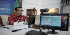 Gubernur Jawa Barat Ridwan Kamil menyebut jumlah pelaku UMKM di Jabar yang masuk pasar online atau marketplace terus bertambah. Sebelum pendemi COVID-19 hanya 20 persen atau 602 pelaku UMKM Jabar yang masuk di marketplace. Setelah didampingi dan dilatih kini sudah ada 1.623 UMKM masuk marketplace atau naik 34 persen. Selama pandemi ini Pemda Prov Jabar bersama kab/kota mendampingi dan melatih UMKM untuk tetap bertahan bahkan berkembang dengan beradaptasi dengan teknologi yakni melakukan strategi pemasaran digital.