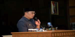 Gubernur Jawa Barat Ridwan Kamil menyampaikan pandangan mengenai Rancangan Perubahan APBD tahun anggaran 2021 di hadapan anggota DPRD Jawa Barat.