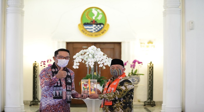 Gubernur Jawa Barat Ridwan Kamil menerima kunjungan kerja lintas komisi DPRD DKI Jakarta. Kunjungan kerja kali ini adalah dalam rangka untuk menguatkan kerja sama antarkedua daerah. Ridwan Kamil berharap Jabar – DKI Jakarta makin kompak dalam segala hal. Apalagi Jabar merupakan provinsi penyangga dari DKI Jakarta sebagai ibu kota Indonesia.