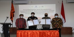 Politeknik Pos Indonesia (Poltekpos) melakukan penandatanganan nota kerjasama dengan Ditjen Kerja Sama ASEAN Kementerian Luar Negeri Republik Indonesia, sebagai Pusat Studi ASEAN dalam bidang Logistics, Supply Chain Management and E-Commerce. Penandatanganan MoU tersebut berlangsung di Gedung Yayasan Pendidikan Bhakti Pos Indonesia, Bandung, pada Jumat (24/09/2021) oleh Direktur Poltekpos Dr. Ir. Agus Purnomo, MT dan Dirjen Kerja Sama ASEAN Kementerian Luar Negeri Republik Indonesia Sidharto Reza Suryodipuro, dengan disaksikan oleh Dirut PT Pos Indonesia (Persero) yang diwakili oleh Direktur SDM dan Umum PT Pos Indonesia (Persero) Tonggo Marbun dan turut hadir adalah Ketua Yayasan Pendidikan Bhakti Pos Indonesia (YPBPI) Dr. Cahyat Rohyana, SE., MM.