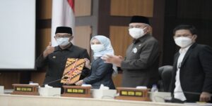 Gubernur Jawa Barat Ridwan Kamil memastikan program pendidikan dan kesehatan akan terus didorong dalam rancangan APBD Perubahan 2021 yang saat inI sedang dibahas dengan DPRD. Dalam nota keuangan RAPBD-P, Pemda Provinsi Jabar menyampaikan ada revisi pada pendapatan daerah dari semula Rp41,1 triliun menjadi Rp36,09 triliun. Adapun rinciannya adalah pendapatan asli daerah semula Rp25,06 triliun menjadi Rp19,55 Triliun.