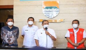 Wali Kota Bandung, Oded M. Danial memohon para orang tua siswa untuk memperhatikan putra-putrinya yang akan melaksanakan pembelajaran Tatap Muka Terbatas (PTMT). Khususnya terkait protokol kesehatan agar putra-putrinya bisa terhindar dari Covid-19.