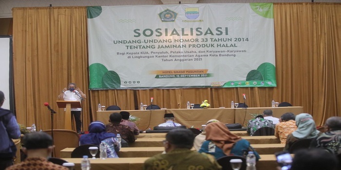 Pemerintah Kota (Pemkot) Bandung dan Kementerian Agama Kota Bandung menyelenggarakan sosialisasi Jaminan Produk Halal (JPH) yang tertuang dalam undang-undang nomor 33 tahun 2014. Sosialisasi kali ini diberikan kepada kepala KUA, penyuluh, pelaku usaha dan karyawan karyawati di lingkungan Kantor Kemenag Kota Bandung.