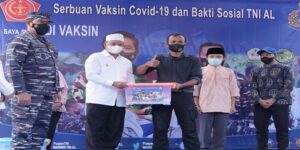 Wakil Gubernur Jawa Barat Uu Ruzhanul Ulum bersama Kepala Staf Angkatan Laut meninjau Serbuan Vaksinasi COVID-19 bersama TNI Angkatan Laut di Pondok Pesantren Suryalaya,