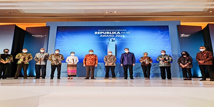 PT. Bank Pembangunan Daerah Jawa Barat dan Banten, Tbk. (bank bjb) kembali menorehkan prestasi atas kinerja yang telah dicapainya. bank bjb meraih penghargaan "Perusahaan Inspiratif" dari Republika.co.id Award 2021 yang diserahkan oleh Menteri Koperasi dan Usaha Kecil Menengah Republik Indonesia Teten Masduki dan diterima oleh Direktur Utama bank bjb Yuddy Renaldi serta turut hadir Menteri Koordinator Bidang Pembangunan Manusia dan Kebudayaan Republik Indonesia Muhadjir Effendy, Menteri Badan Usaha Milik Negara Republik Indonesia Erick Thohir dan Menteri Perdagangan Republik Indonesia Muhammad Lutfi, Kamis 7 Oktober 2021. Penghargaan tersebut diberikan kepada sosok dan perusahaan yang turut berkiprah dan memiliki andil yang nyata dalam menangani dampak pandemi Covid-19 di Indonesia. Sebagai agen pembangunan, bank bjb dinilai mampu beradaptasi di masa pandemi.