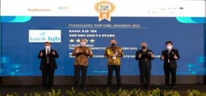 bank bjb beserta jajaran manajemennya berhasil meraih tiga penghargaan TOP GRC Awards 2021. Penghargaan tersebut diberikan kepada perusahaan yang dinilai telah menerapkan prinsip Governance, Risk, & Compliance (GRC) dengan baik dalam pengelolaan usaha bisnisnya. Ketiga penghargaan yang diraih adalah TOP GRC 2021 #4 Stars untuk PT. Bank Pembangunan Daerah Jawa Barat dan Banten Tbk (bank bjb), The Most Committed GRC Leader 2021 untuk Direktur Kepatuhan bank bjb Cecep Trisna, serta The High Performing Corporate Secretary on GRC 2021 untuk Pemimpin Divisi Corporate Secretary bank bjb Widi Hartoto.