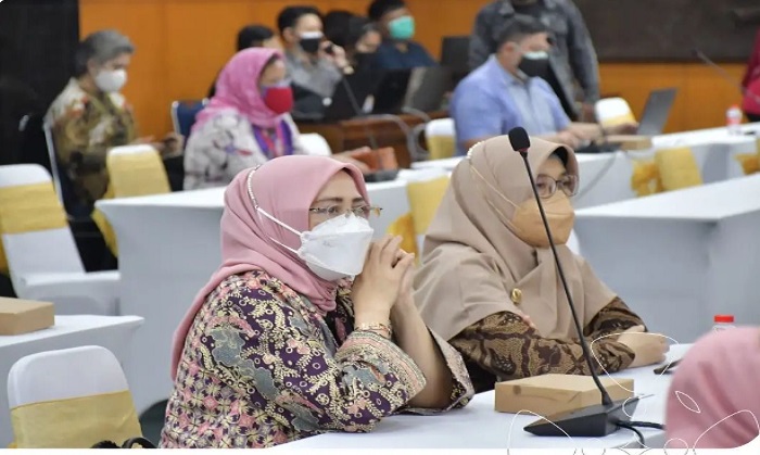 Politisi Partai PDI Perjuangan ini menilai, teknologi digital dapat meningkatkan kelas Anggota DPR/DPRD Prov/DPRD Kota dan kabupaten dalam menjalankan tugas dan fungsinya. Yakni legislasi, anggaran, dan pengawasan. Dengan begitu, masyarakat secara tidak langsung turut merasakan manfaat teknologi. "Kita perempuan yang ada di parlemen perlu berpartisipasi aktif, bahwa kemajuan teknolgi digital turut meningkatkan kesejahteraan umum," ujar perempuan pertama yang menjabat sebagai Ketua DPR RI itu. Kegiatan tersebut di hadiri Anggota Kaukus Perempuan Parlemen (KPP) Provinsi Jawa Barat Hj. Sumiyati,S.Pd.i.,M.I.Pol mengatakan, perempuan harus terus menambah kapasitas kemampuan diri. Terutama di era digital seperti saat ini,ungkap srikandi partai berlambang banteng moncong putih ini.Jumat 1 Oktober 2021.