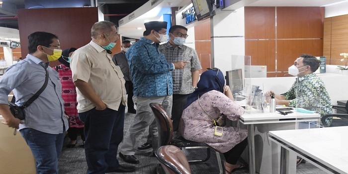 Hadirnya Mall Pelayanan Publik (MPP) Kota Bogor dinilai mampu memberikan manfaat kemudahan bagi masyarakat terutama dalam urusan administrasi terutama dalam hal perijinan dan investasi. Hal tersebut diungkapkan Anggota Komisi I DPRD Provinsi Jawa Barat Ruhiyat Nugraha dalam kesempatan kunjungan kerja komisi di MPP Kota Bogor, Selasa (5/10/2021).