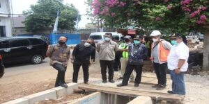 Menindaklanjuti aspirasi warga terkait infrastruktur jalan utama Kalimulya merupakan salah satu jalur alternatip penghubung antara Kota Depok dengan Kabupaten Bogor dan juga sebagai akses menuju Ibu Kota Jakarta. Anggota Komisi IV DPRD Provinsi Jawa Barat yang membidangi pembangunan Viman Alfarizi Ramadhan mengungkapkan proses perbaikan jalan Provinsi di wilayah Kalimulya Kota Depok yang didanai dari dana PEN menemui hambatan,terang pria berkacamata ini .