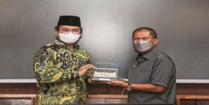 Dalam upaya mencari masukan tentang manajemen pengelolaan Perusahaan Daerah Air Minum (PDAM).Rombongan Pemerintah Kabupaten (Pemkab) Bangkalan Jawa Timur yang dipimpin Bupati Bangkalan, Raden Abdul Latif Amin Imron kunjungan kerja (kunker) untuk berguru ke Kota Bandung Bupati Bangkalan Raden Abdul Latif Amin Imron dan rombongan menyambangi langsung Wali Kota Bandung, Oded M. Danial ke Balai Kota Bandung, Senin 4 Oktober 2021.