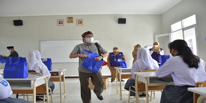 Pembelajaran Tatap Muka (PTM) dibeberapa SMA sudah mulai dilaksanakan. Namun demikian berbagai sekolah menerapkan berbagai metode dalam pelaksanaannya. Anggota Komisi V DPRD Provinsi Jawa Barat, Siti Muntamah mengapresiasi pelaksanaan Pembelajaran Tatap Muka (PTM) di SMAN 2 Lembang ini, Ia menilai dengan sistem Shifting bagi seluruh civitas SMAN 2 Lembang menjadikannya sebagai sekolah yang peduli dengan Protokol Kesehatan Covid-19.