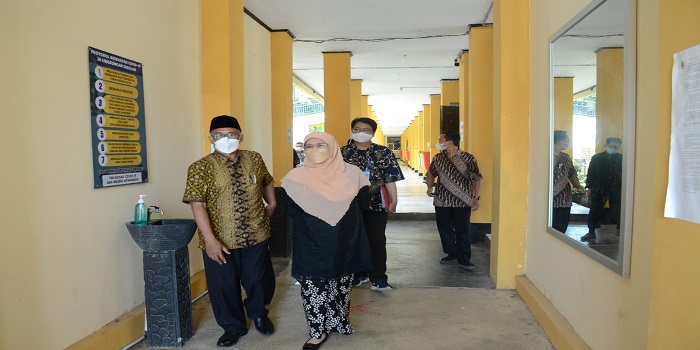 Pembelajaran Tatap Muka (PTM) sudah mulai dilakukan dibeberapa sekolah, namun demikian harus dibarengi juga oleh percepatan vaksinasi bagi civitas sekolah yang akan menyelenggarakan PTM tersebut. Anggota komisi V DPRD Provinsi Jawa Barat Hj. Siti Muntamah mengatakan untuk terselenggaranya PTM tersebut dengan baik, harus dibarengi juga dengan masif nya vaksinasi kepada siswa.