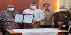 Pemerintah Daerah Provinsi Jawa Barat melalui Dinas Sosial Provinsi Jabar mulai menyalurkan bantuan sosial yang dikhususkan kepada nelayan kecil, buruh nelayan, dan nakhoda, Jumat (4/11/2022). Bansos yang diberikan kepada nakhoda kapal, yakni dengan ukuran maksimal 5 Gross Ton (GT) yang termasuk dalam Data Terpadu Kesejahteraan Sosial (DTKS). Kepala Dinas Sosial Provinsi Jabar Dodo Suhendar mengatakan, penyaluran bansos ini sebagai upaya meningkatkan daya beli masyarakat yang terdampak inflasi pasca kenaikan harga Bahan Bakar Minyak (BBM) beberapa waktu lalu