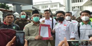 Aliansi KAMMI Jabar juga mendesak agar Badan Legislatif (Baleg) DPR RI untuk tidak mengesahkan Rancangan Undang-Undang Tindak Pidana Kekerasan Seksual (RUU TPKS) yang direncanakan bakal segera disahkan oleh DPR RI. Para masa aksi tersebut langsung diterima untuk beraudensi oleh Wakil Ketua Komisi V DPRD Provinsi Jawa Barat, Abdul Hadi Wijaya di Ruang Komisi V DPRD Provinsi Jawa Barat, Jalan Diponegoro No. 27, Kota Bandung.