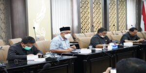 Anggota DPRD Provinsi Jawa Barat Ir. H. Abdul Hadi Wijaya, M.Sc, Ali Rasyid, M.Sos, Drs. H. Yod Mintaraga, MPA dan H. Sadar Muslihat, SH menerima audiensi dari Dewan Da'wah Jawa Barat terkait dengan Permen Kemendikbud Riset dan Teknologi No. 30 tahun 2021, yang bertempat di Gedung DPRD Jabar. Senin, (22/11/21). Menanggapi hal tersebut, Wakil Ketua Komisi V DPRD Provinsi Jawa Barat Ir. H. Abdul Hadi Wijaya, M.Sc mengatakan, sesungguhnya undang-undang tentang tindak pidana kekerasan seksual itu masih belum selesai jadi peraturan tersebut mendahului undang-undang induknya.