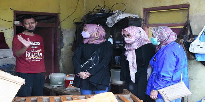 Hujan deras beberapa hari terakhir yang hampir merata di seluruh daerah di Jawa Barat, membuat Tanggul Sungai Cisunggalah yang berada di Kp. Babakan Sabagi, Desa Panyadapan, Kecamatan Solokan Jeruk jebol dan merusak 10 rumah tinggal masyarakat sekitar. Hal tersebut langsung ditindaklanjuti oleh Kaukus Perempuan Parlemen (KPP) DPRD Provinsi Jawa Barat dengan meninjau langsung serta memberikan santunan bantuan sembako bagi para warga yang terdampak.