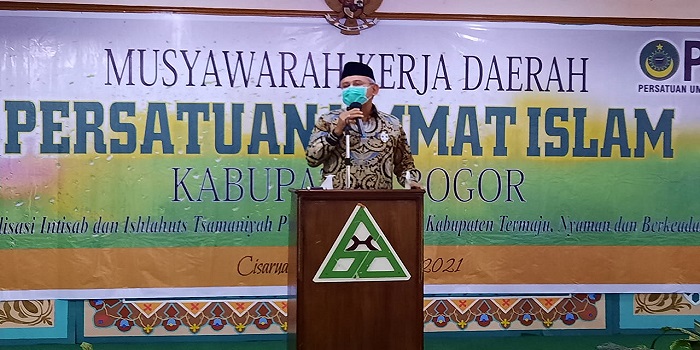 Wakil Ketua (Waket) DPRD Provinsi Jawa Barat, Achmad Ru'yat menghadiri Acara Pembukaan Musyawarah Kerja Daerah (Mukerda) Persatuan Ummat Islam (PUI) Kabupaten Bogor yang bertempat di Graha Dinar Syariah Hotel Jalan Raya Puncak, Cisarua, Kabupaten Bogor. Sabtu, (27/11/2021). Wakil Ketua DPRD Jawa Barat H. Achmad Ru’yat , Bertidak sebagai Keynote Speaker Mukerda PUI Kabupaten Bogor 2021 dimana dirinya membakar semangat peserta yang hadir dengan memaparkan PUI sebagai salah satu ormas islam yang ikut mendirikan Negara Kesatuan Republik Indonesia (NKRI).