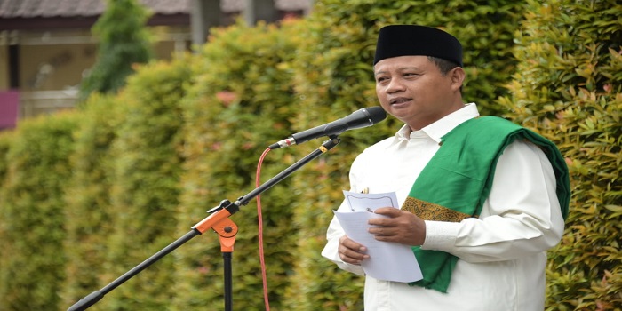 Wakil Gubernur (Wagub) Jawa Barat (Jabar) Uu Ruzhanul Ulum menekankan pentingnya pendidikan karakter saat memberikan arahan kepada Kepala Sekolah dan Pengawas Sekolah SMA/SMK se-Kota Sukabumi di Aula SMA Negeri 3 Kota Sukabumi, Senin (22/11/2021). Menurut Pak Uu --sapaan Wagub Jabar, tujuan pendidikan nasional adalah mencerdaskan kehidupan bangsa, juga meningkatkan keimanan dan ketakwaan peserta didik. Salah satu juga pesan yang terkandung dari Nawacita yaitu membangun pendidikan karakter.