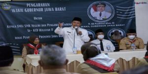 Wakil Gubernur Jawa Barat Uu Ruzhanul Ulum memantau pelaksanaan pembelajaran tatap muka terbatas di SMAN 3, Kota Depok, Senin (15/11/2021). Wagub mengapresiasi pihak skeolah yang telah menerapkan protokol kesehatan dengan ketat baik kepada siswa maupun guru dan staf sekolah.