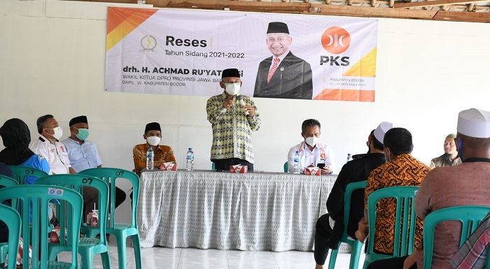 Wakil Ketua DPRD Provinsi Jawa barat Achmad Ru’yat menggelar reses I masa sidang 2021-2022, yang bertempat di Sekolah Qur'an, Desa Tajurhalang, Kecamatan Tajurhalang. Selasa, (07/12/2021). Dalam kegiatan menyerap aspirasi tersebut, banyak hal yang menjadi keluhan dari masyarakat diantaranya terkait perhatian secara intens untuk guru ngaji informal, program perangkat IT untuk para generasi muda terutama penghafal qur'an dan soal dana BOP yang tak kunjung cair.