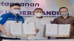 PT Bank Pembangunan Daerah Jawa Barat dan Banten Tbk (bank bjb) siap melakukan aksi korporasi di kuartal pertama 2022. Hal tersebut dilakukan melalui skema Penambahan Modal dengan Hak Memesan Efek Terlebih Dahulu (PMHMETD I) atau rights issue. Rencananya, saham baru yang akan dilepas dalam rights issue bank bjb adalah sebanyak-banyaknya 925 juta lembar saham seri B atau setara dengan sebanyak-banyaknya 9,40 persen dari modal ditempatkan dan disetor penuh dalam perseroan.