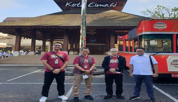 Kota Cimahi adalah salah satu kota di Jawa Barat yang memiliki potensi wisata heritage dengan nilai sejarah kemiliteran yang tinggi. Dengan potensi yang dimiliki, Kota Cimahi dapat dijadikan menjadi tujuan wisata tematik di Jabar. Sejalan dengan kondisi tersebut, Disbudparpora Kota Cimahi bekerja sama dengan bank bjb melaksanakan kegiatan Jelajah Garnizoen Tjimahi. Melalui kegiatan ini, diharapkan pemanfaatan produk, jasa dan layanan perbankan, khususnya dalam hal optimalisasi QRIS bank bjb dapat digunakan pada sektor Pariwisata, Hotel, dan Restoran di Kota Cimahi agar tercapainya cashless society yang sejalan dengan program pemerintah, melalui QRIS bank bjb diharapkan dapat mempermudah transaksi dan percepatan digitalisasi khususnya di sektor Pariwisata, Hotel dan Restoran yang berada di Kota Cimahi.