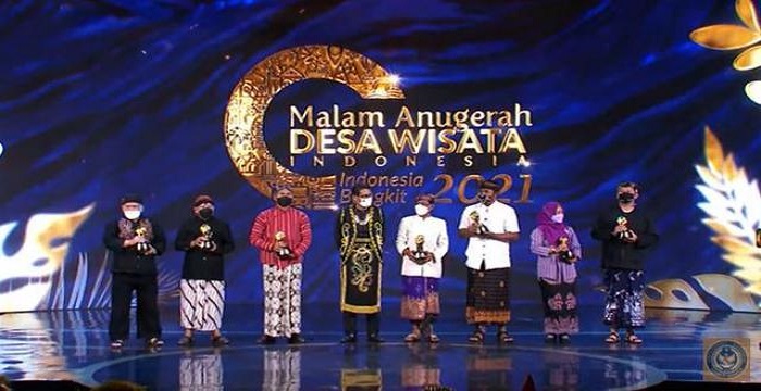 Sebanyak lima desa di Jawa Barat (Jabar) menjadi juara dalam Anugerah Desa Wisata Indonesia (ADWI) 2021 bertema "Dari Desa, Indonesia Bangkit" dengan subtema "Desa Wisata Kelas Dunia, Berdaya Saing, dan Berkelanjutan." Dalam anugerah yang digelar oleh Kementerian Pariwisata dan Ekonomi Kreatif (Kemenparekraf) tersebut, ada 1.831 desa dari 34 provinsi di Indonesia ikut berpartisipasi. Adapun kelima desa di Jabar yang meraih juara, yakni Desa Gegesik Kulon Kabupaten Cirebon (Juara 2 Kategori Konten Kreatif), Desa Alam Endah Kabupaten Bandung (Juara 2 Kategori Desa Digital), Desa Ciburial Kabupaten Garut (Juara 2 Kategori Toilet Umum), Desa Cisande Kabupaten Sukabumi (Juara 5 Kategori Toilet Umum), dan Desa Selasari Kabupaten Pangandaran (Juara 4 Klasifikasi Khusus Desa Wisata Maju ADWI 2021).