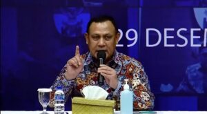 Menjelang akhir tahun 2021, Komisi Pemberatasan Korupsi Republik Indonesia atau KPK RI menggelar konferensi pers Kinerja KPK 2021 sebagai bentuk pertanggungjawaban dan transfaransi public sekaligus memberikan pemahaman secara utuh kepada masyarakat terkait capaian kinerja pemberantasan korupsi berdasarkan data KPK selama tahun 2021, di Gedung Juang KPK, Rabu 29 Desember 2021. Konferensi Pers yang dihadiri tiga unsur pimpinan diantaranya Ketua KPK Firli Bahuri, Wakil Ketua Nurul Ghufron serta Wakil Ketua Alexander Marwata menegaskan metode pemberantasan korupsi oleh KPK bukan hanya pada strategi penindakan atau lebih sempitnya upaya “tangkap tangan” sebab hal tersebut merupakan salahsatu dari beragam ragam metode yang dilakukan KPK. Selain strategi metode penindakan, KPK pun menerapkan strategi pendidikan anti korupsi serta pencegahan.