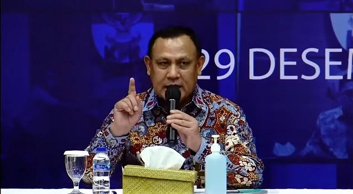 Menjelang akhir tahun 2021, Komisi Pemberatasan Korupsi Republik Indonesia atau KPK RI menggelar konferensi pers Kinerja KPK 2021 sebagai bentuk pertanggungjawaban dan transfaransi public sekaligus memberikan pemahaman secara utuh kepada masyarakat terkait capaian kinerja pemberantasan korupsi berdasarkan data KPK selama tahun 2021, di Gedung Juang KPK, Rabu 29 Desember 2021. Konferensi Pers yang dihadiri tiga unsur pimpinan diantaranya Ketua KPK Firli Bahuri, Wakil Ketua Nurul Ghufron serta Wakil Ketua Alexander Marwata menegaskan metode pemberantasan korupsi oleh KPK bukan hanya pada strategi penindakan atau lebih sempitnya upaya “tangkap tangan” sebab hal tersebut merupakan salahsatu dari beragam ragam metode yang dilakukan KPK. Selain strategi metode penindakan, KPK pun menerapkan strategi pendidikan anti korupsi serta pencegahan.