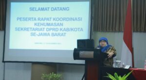 Sekretaris DPRD Provinsi Jawa Barat Ida Wahida Widayati membuka secara langsung Rapat Koordinasi Kehumasan Sekretariat DPRD Kabupaten/Kota se-Jawa Barat yang berlangsung di salah satu hotel di Kabupaten Bandung, Jumat (17/12/2021). Dalam sambutannya Sekretaris DPRD Provinsi Jawa Barat mengapresiasi, penyelenggaraan rapat koordinasi kehumasan yang dinilai dapat meningkatkan kompetensi SDM Sekretariat DPRD dalam rangka penguatan lambaga ke-Sekretariatan DPRD se-Jawa Barat. "Upaya untuk meningkatkan kompetensi serta penguatan lembaga ini harus kita lakukan mengingat dinamika kerja di DPRD yang sangat tinggi yang tentunya menuntut pelayanan dan fasilitasi yang maksimal"katanya.