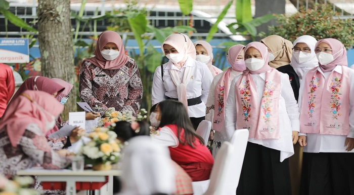 Istri Gubernur Jawa Barat (Jabar) Atalia Praratya Ridwan Kamil mendampingi Ibu Negara Iriana Joko Widodo dan Ibu Wakil Negara Wuru Ma'ruf Amin meninjau pelaksanaan vaksinasi COVID-19 di SDN 196 Sukarasa, Kota Bandung, Selasa (21/12/2021). Peninjauan dilakukan untuk melihat pelaksanaan vaksinasi COVID-19 bagi anak berusia 6-11 tahun di Jabar. Turut mendampingi Anggota Organisasi Aksi Solidaritas Era Kabinet Indonesia Maju (OASE KIM). Setibanya di lokasi acara sekitar pukul 08.55 WIB, Ibu Iriana beserta rombongan disambut ceria dengan yel-yel dari siswa SDN 196 Sukarasa, Kota Bandung. Dipandu Kepala SDN 196 Sukarasa, Ibu Iriana langsung melihat penyuntikan vaksin COVID-19 kepada 451 siswa. Beberapa kali, Ibu Iriana berinteraksi dengan siswa yang sedang menunggu giliran divaksin.