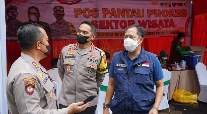 Satgas COVID-19 Provinsi Jawa Barat melakukan pengawasan intens di destinasi pariwisata di sejumlah daerah. Para pengunjung dites Corona secara acak. Langkah itu dilakukan untuk mencegah penularan virus Corona di tengah masa libur Natal dan akhir tahun di akhir pekan. Ketua Divisi Pariwisata, Telekomunikasi dan Transportasi Komite Pemulihan Ekonomi Daerah Provinsi Jawa Barat, Dedi Taufik mengatakan ada banyak pihak yang dilibatkan dalam pengetatan pengawasan ini.