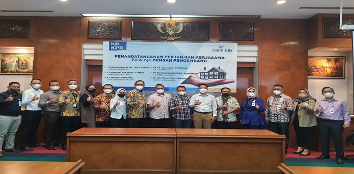 bank bjb masih terus berkomitmen mencatatkan kinerja yang positif dan pencapaian yang terbaik. menjelang akhir tahun 2021,di masa pandemi bank bjb dan enam Pengembang Perumahan di wilayah timur Jawa Barat menyepakati Kerja Sama untuk meningkatkan sinergi dan memberi dampak positif bagi masing-masing pihak. Hal ini merupakan bentuk komitmen bank bjb dalam memberikan layanan kepemilikan rumah kepada masyarakat di wilayah Jawa Barat khususnya daerah Tasikmalaya, Cirebon, Sumber dan Sumedang.