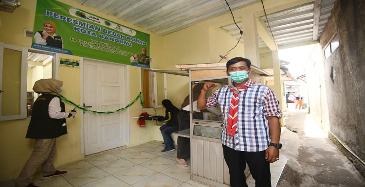 Renovasi rumah tidak layak huni (rutilahu) di Jawa Barat memerlukan kolaborasi semua pihak. Jabar Bergerak dengan semangat kolaborasi hadir memberikan solusi mewujudkan rumah sehat untuk warga Jabar. Pendiri Jabar Bergerak Atalia Praratya Ridwan Kamil menuturkan, warga harus memiliki hunian yang sehat, sehingga menghasilkan kebahagiaan selama mereka menetap di rumahnya. "Melalui kekuatan kolaborasi kepada masyarakat kami menghadirkan bedah rumah, rumah yang nyaman untuk keluarga, dan ada ventilasi pencahayaan yang bisa menyehatkan," ungkap Atalia di Kampung Cinangka, Kecamatan Ujungberung, Kota Bandung, Kamis (27/1/2022).