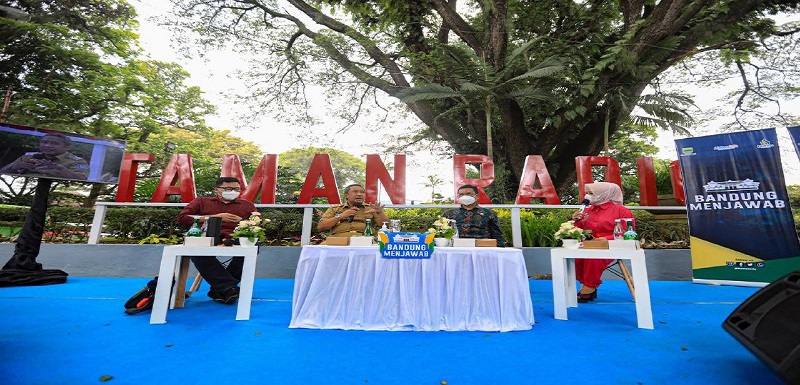 Pakar Kebijakan Publik, Yogi Suprayogi Sugandi mengapresiasi kinerja Pemerintah Kota (Pemkot) Bandung yang tak henti-henti memberikan pelayanan maksimal, khususnya selama masa pandemi. Hal itu Yogi ungkapkan saat menjadi pembicara pada Bandung Menjawab di Taman Radio Jalan Ir. H. Juanda, Selasa 4 Januari 2022.