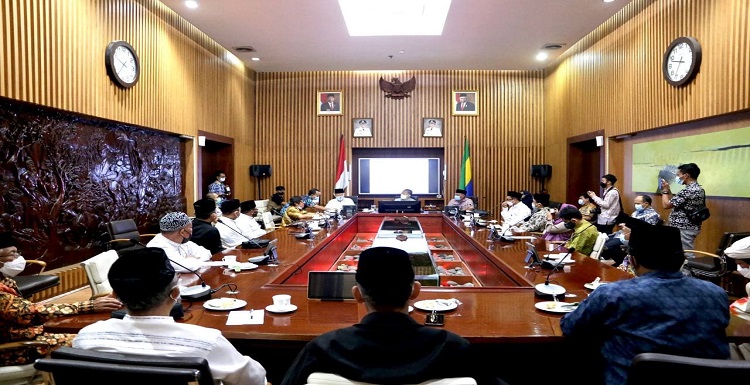 Demi memastikan visi dan misi membangun masyarakat yang humanis dan agamis, Pemerintah Kota (Pemkot) Bandung menggelar pertemuan rutin dengan tokoh-tokoh agama. Salah satunya silaturahmi bersama Majelis Ulama Indonesia (MUI) Kota Bandung di Balai Kota, Jumat, 14 Januari 2022. Melalui forum ini, MUI Kota Bandung memaparkan beberapa program terkait menjadikan Bandung sebagai kota agamis di tahun 2023. "Program Bandung Agamis juga merupakan salah satu janji visi dan misi almarhum Mang Oded dan saya di periode 2018-2023. Sehingga, tentu kami akan sangat mendukung program ini berlangsung," ujar Plt. Wali Kota Bandung, Yana Mulyana.