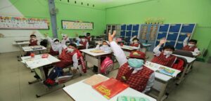 Setelah 330 sekolah di Kota Bandung dapat menjalankan pembelajaran tatap muka (PTM) 100 persen, Dinas Pendidikan Kota Bandung akan meningkatkan jumlah sekolah gelar PTM. "Sebanyak 1.677 sekolah akan kami beri kesempatan untuk mengisi daftar periksa kembali dan akan dimonitoring evaluasi oleh tim terpadu dari satuan pendidikan juga SKPD terkait," ujar Kepala Dinas Pendidikan Kota Bandung, Hikmat Ginanjar, Selasa 11 Januari 2022. Dalam acara Bandung Menjawab, Hikmat juga memaparkan beberapa hal yang perlu diperhatikan agar PTM 100 persen bisa dirasakan oleh semua siswa di Kota Bandung. Salah satunya dengan keterlibatan dari semua lapisan warga sekolah untuk menegakkan dispilin protokol kesehatan (prokes).