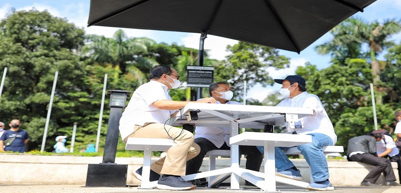 Taman Tegalega Kota Bandung kini memiliki fasilitas teranyar, yaitu Saung Tenaga Surya. Di saung ini, para pengunjung taman bisa mengisi daya energi untuk alat elektronik. Tiap sudut meja tersedia Universal Serial Bus (USB) untuk mengisi daya alat elektronik seperti handphone atau laptop.