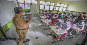 Dinas Pendidikan (Disdik) Kota Bandung menyatakan masuk sekolah setelah libur hari Raya Idul Fitri 1443 H yaitu pada Kamis, 12 Mei 2022 mendatang. Khususnya untuk jenjang PAUD, SD hingga SMP di lingkungan Disdik Kota Bandung. Hal itu tertuang dalam surat nomor B/PK.02.03/2690-Disdik/IV/2022 tertanggal 28 April 2022 yang ditandatangani Kepala Dinas Pendidikan Kota Bandung, Hikmat Ginanjar. Dalam surat tersebut disebutkan, memperhatikan surat Kepada Dinas Pendidikan Kota Bandung, Nomor 2439-Disdik tahun 2022 tanggal 19 April 2022 tentang jadwal Kegiatan Akademik Akhir Tahun Pelajaran 2021/2022 sebagai acuan teknis kegiatan pembelajaran di satuan Pendidikan bahwa libur Idulfitri bagi peserta didik pada 25 April sampai dengan 7 Mei 2022.